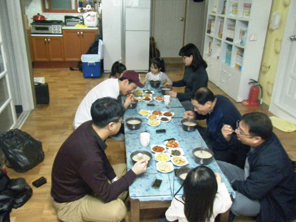 점심으로 준비해온 맛있는 음식들과 떡국 식사 모습 사진